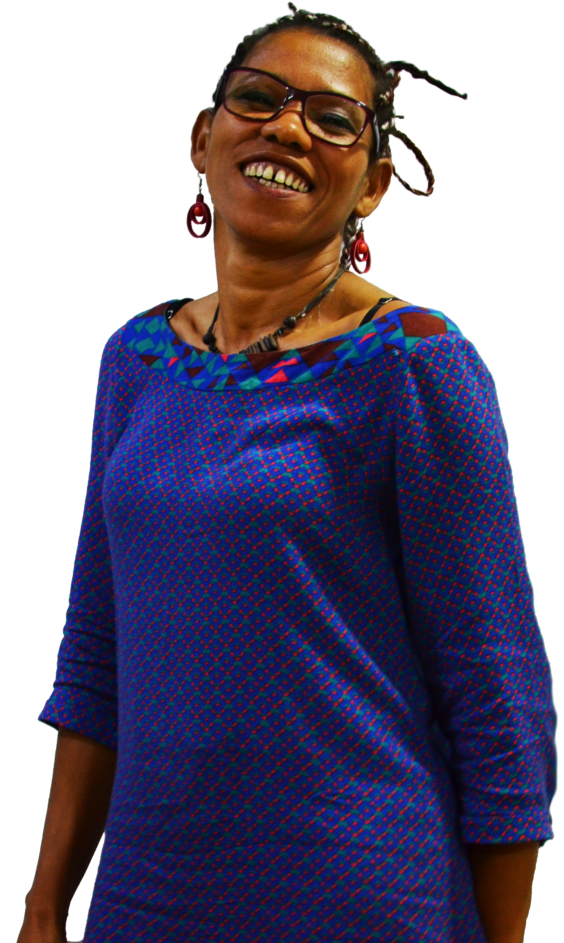 imagem da fundadora do PROA Cris ela veste uma camisa azul com pequenos detalhes rosa