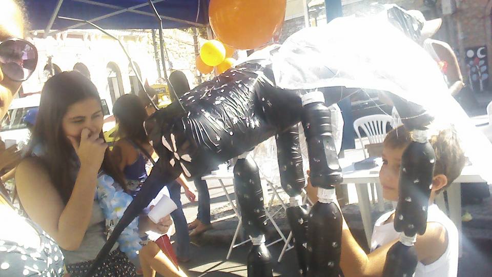 marquete do mosquito da dengue e uma criança aprende como é o formato do mosquito