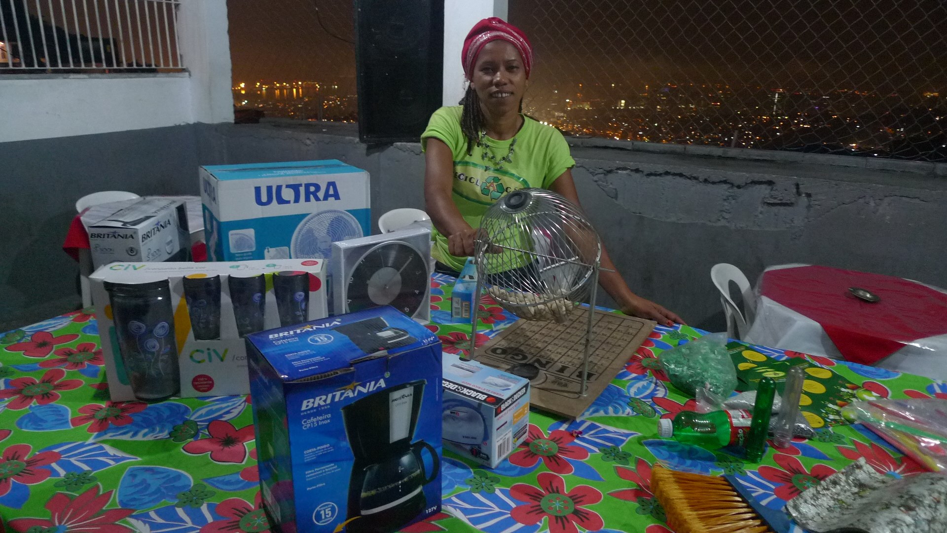 Cris realiza um bigo com varios brindes,ventilador,jogo de copos, etc.