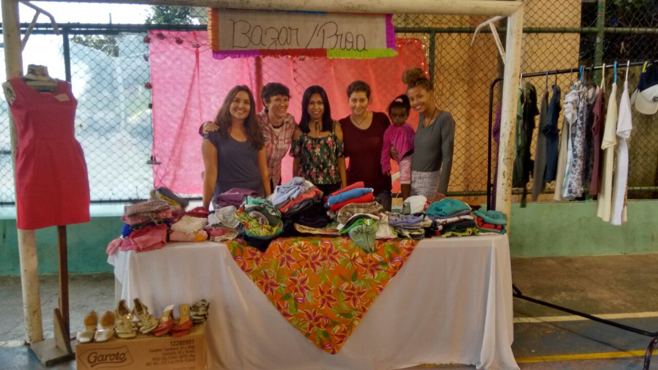 ha 5 mulheres e uma crianças pousando para uma foto em um brecho